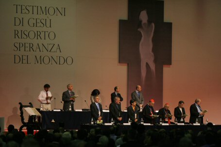 Il tavolo di Presidenza del Convegno, con i relatori e i Cardinali Tettamanzi e Ruini